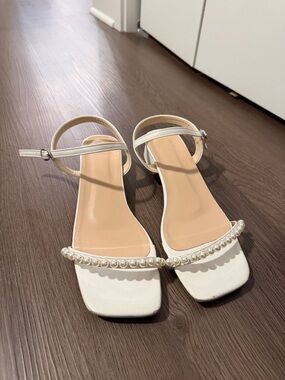 Women’s White Pearl Strap Sandals